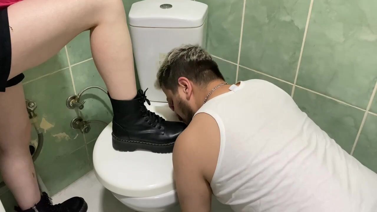 KRALİÇE KÖLESİNİ TUVALLETTE EĞİTİYOR, YÜZÜNE OTURUYOR