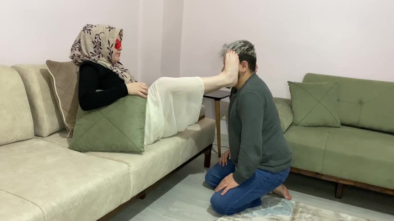 TÜRBANLI KRALİÇE KÖLESİNE ACIMIYOR
