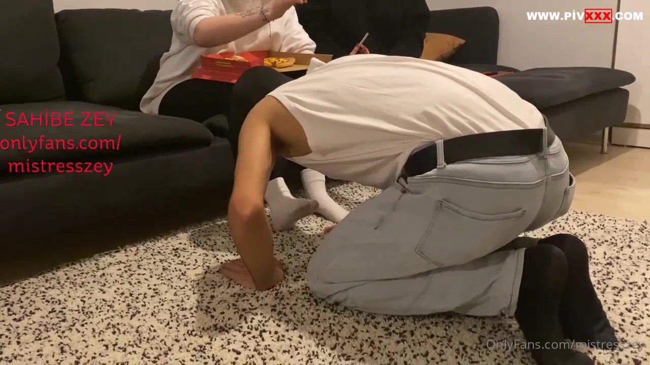 EVDE 1 KEDİ 2 KÖPEK BESLİYORUM