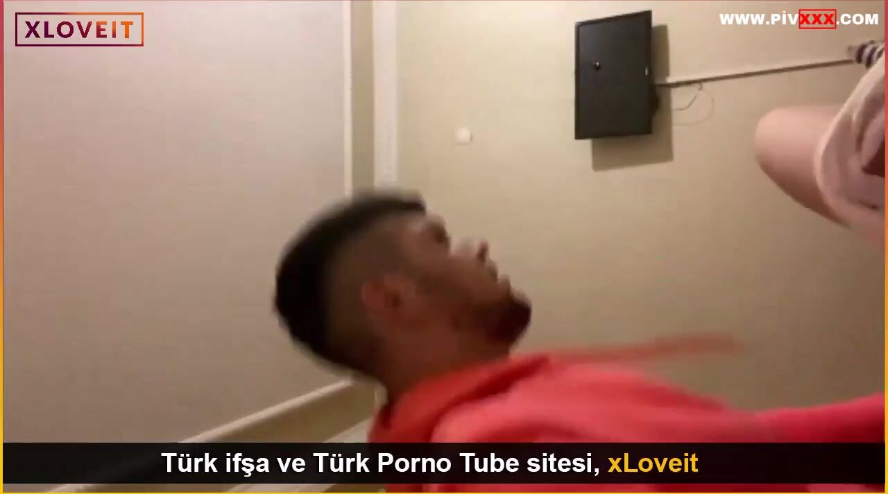 Sızmış Manitasının Yanında Arkadaşına Sakso Çekiyor